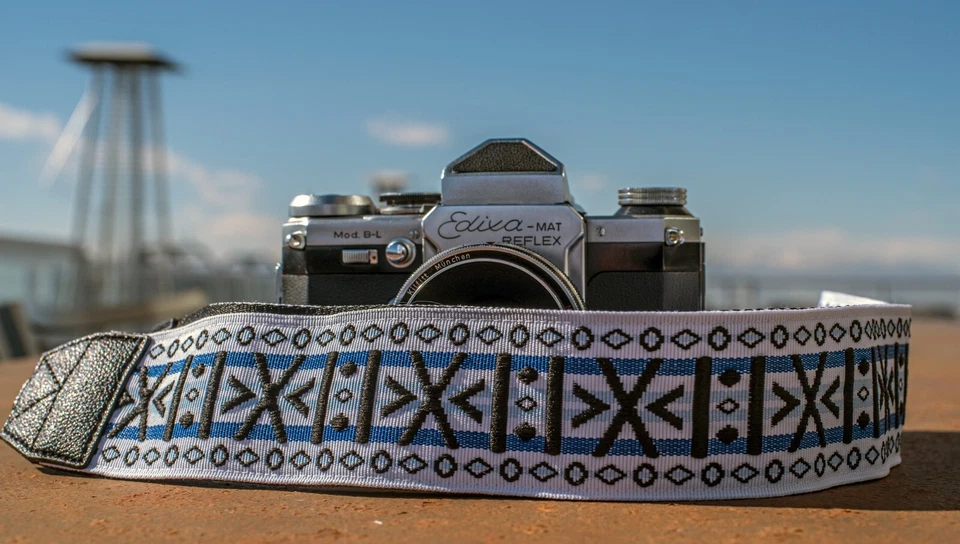 Impressionante alça de câmera branca, azul e preta padrão geométrico inspirada no hippie - Imagem 2 de 4