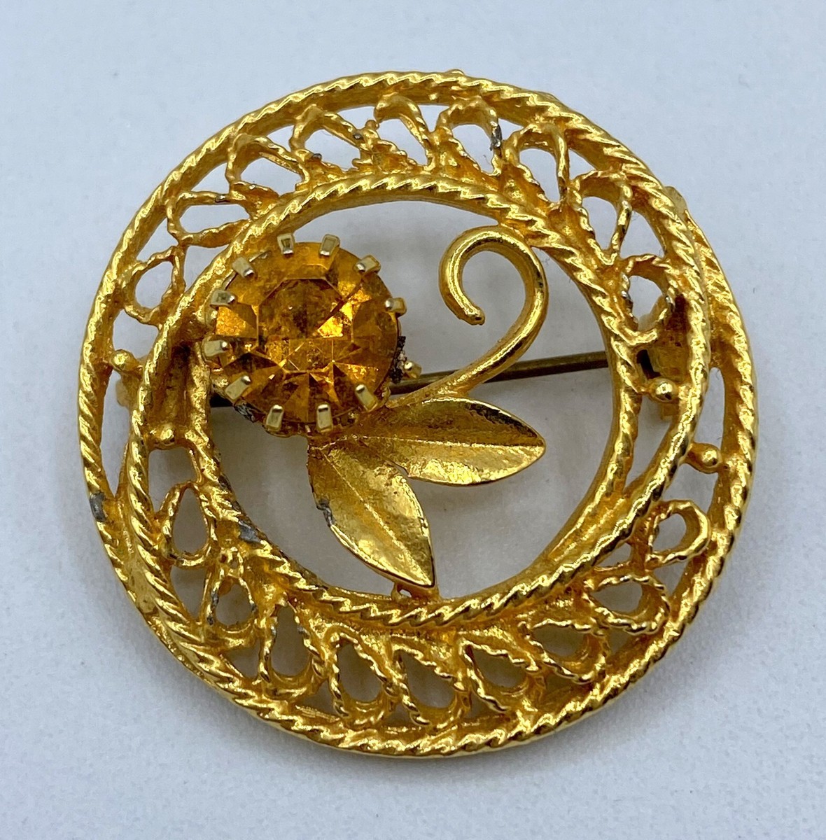A9-1234 VINTAGE BROOCH GOLD TONE PIN 1.25