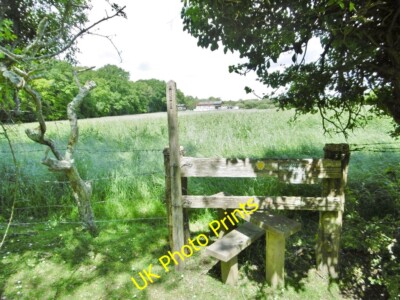 Photo 6x4 Greenmoor, stile Bull Hill/SZ3398 At the southern end of a foo c2015