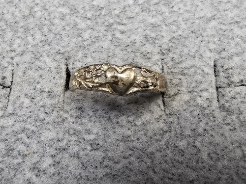 GRANDMA GRABE'S BEAUTIFUL VINTAGE 925 STERLING SILVER OPEN BACK .89G RING SIZE 4