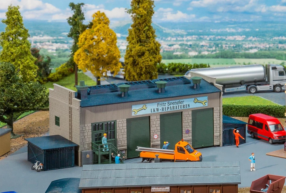 Faller H0 131385 Gebäude-Bausatz LKW-Werkstatt Halle mit Rolltoren 3-ständig - Bild 3 von 3