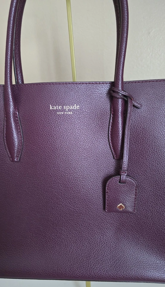 Bolso de hombro Kate Spade de cuero granulado púrpura con etiqueta colgante Foto 2 de 4