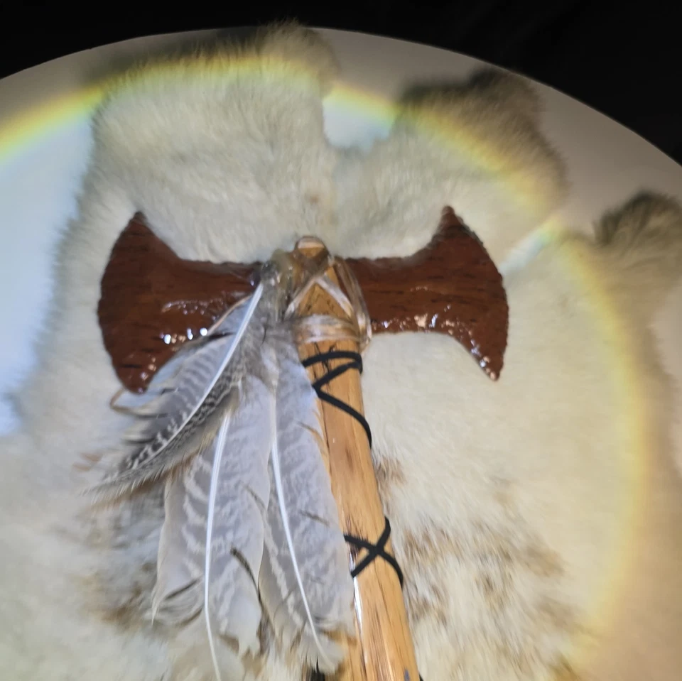 Obsidiana de caoba Tomahawk hecha a mano personalizada, con envoltura de cuero con mango de nogal americano. Foto 3 de 4