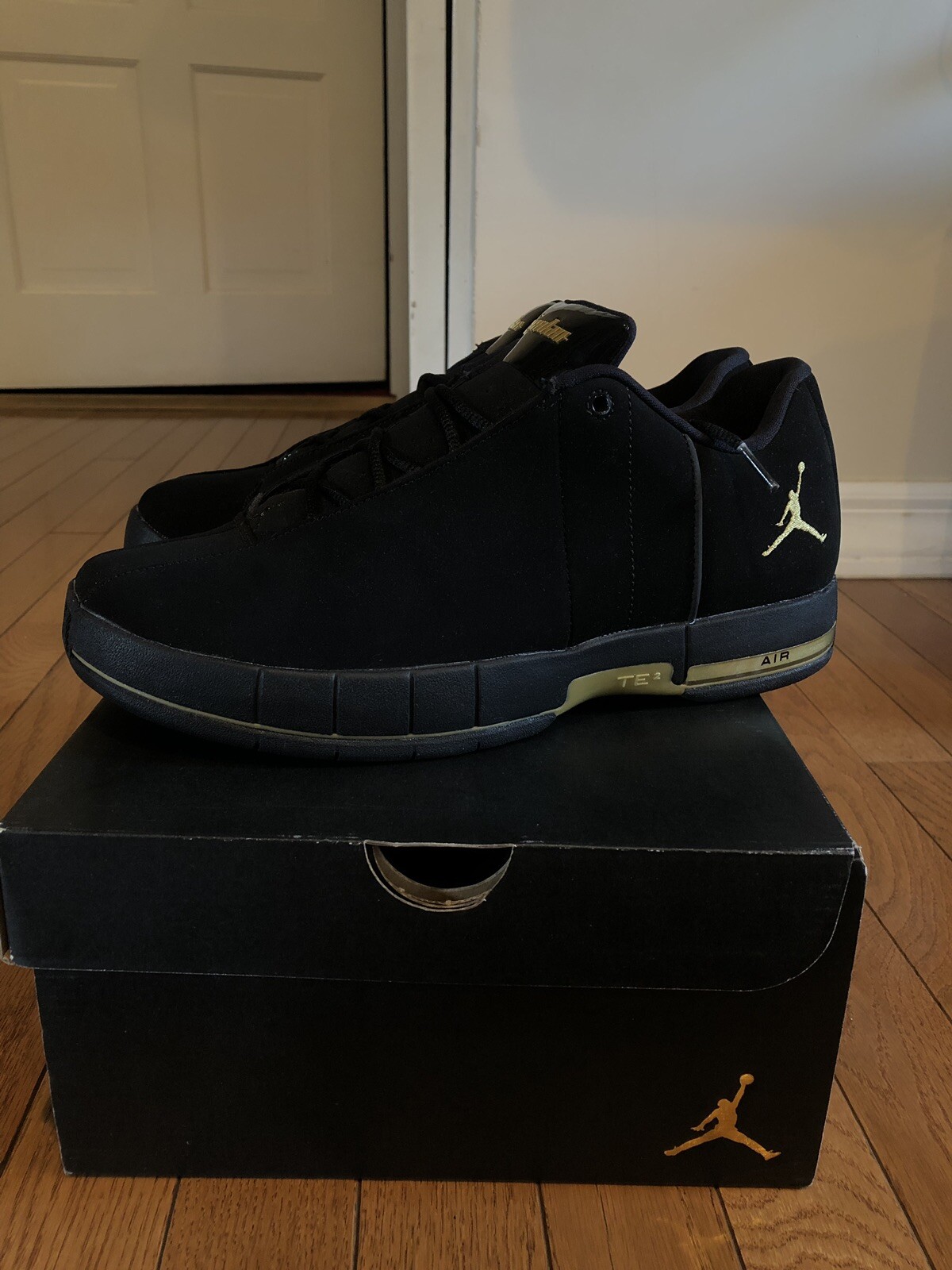 jordan te 2 low black gold