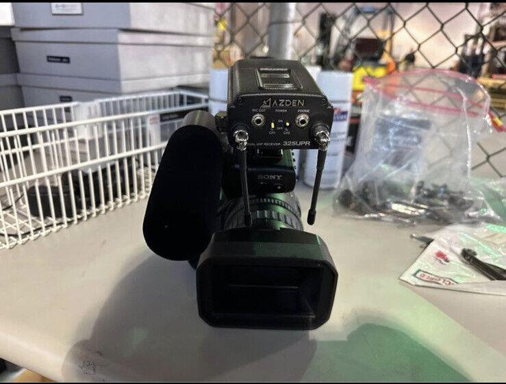 Sony HVR-V1U 3-CMOS 1080i Professional HDV Camcorder with Sony HVR-V1U 3-CMOS 1080i Professional HDV Camcorder with