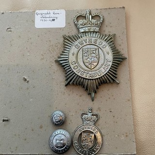 Gwynedd Constabulary Helmet Plate Cap Badge & Buttons British Police