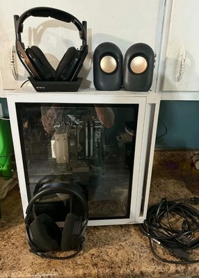 Omen 25L gaming PC with accessories