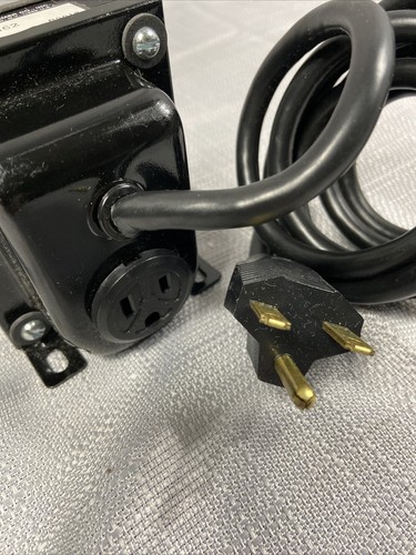SIGNAL Brand Power Transformer 9662 30A 240V Plug to 110 Outlet Step Down - Picture 2 of 8