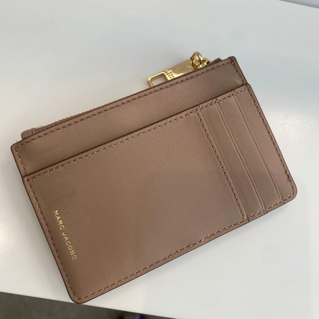 Marc Jacobs THE GLAM SHOT TOP ZIP WALLET in Dusty Beige
