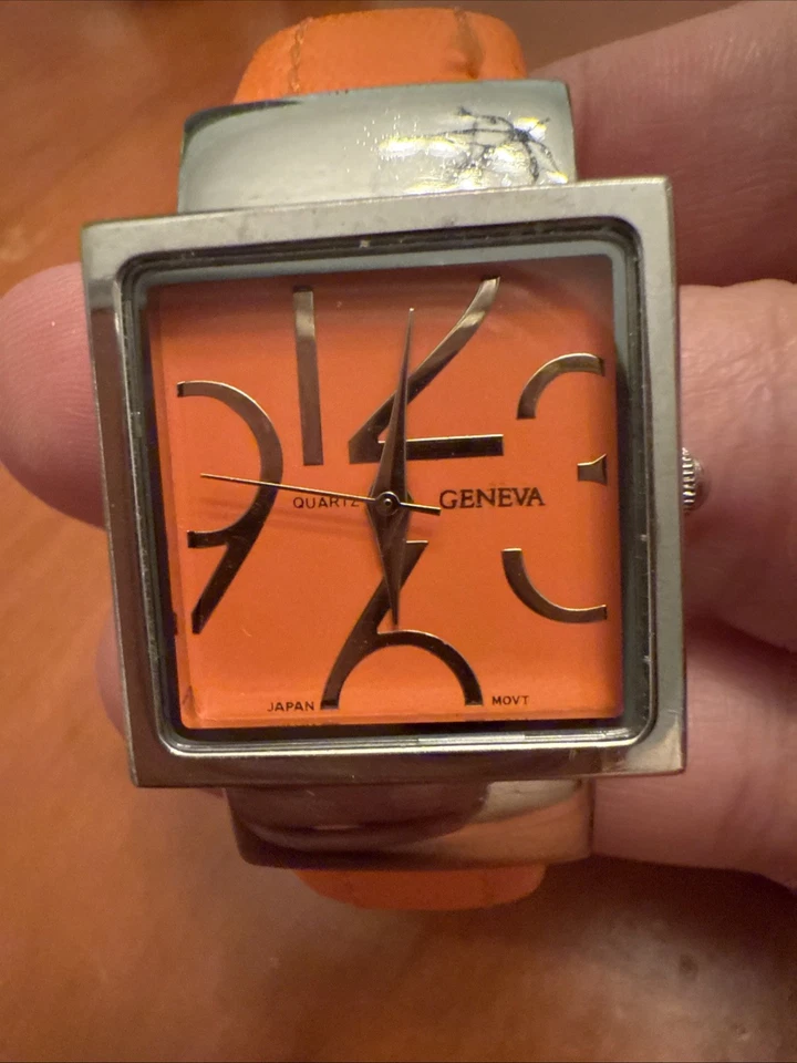 Reloj Geneva Platino Mujer Puño con Esfera Cuadrada Naranja y Bisel Plateado Foto 2 de 4