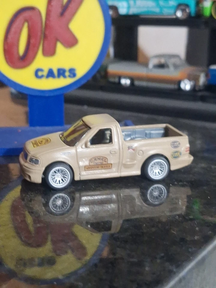 Hotwheels Custom F150 Lightning ruedas intercambiadas y sueltas Foto 3 de 4
