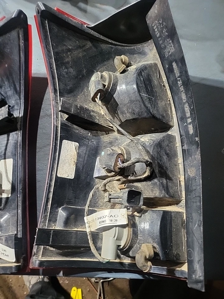 Luces traseras para 02-07 Saturn Vue. Lado izquierdo y derecho. Foto 3 de 4