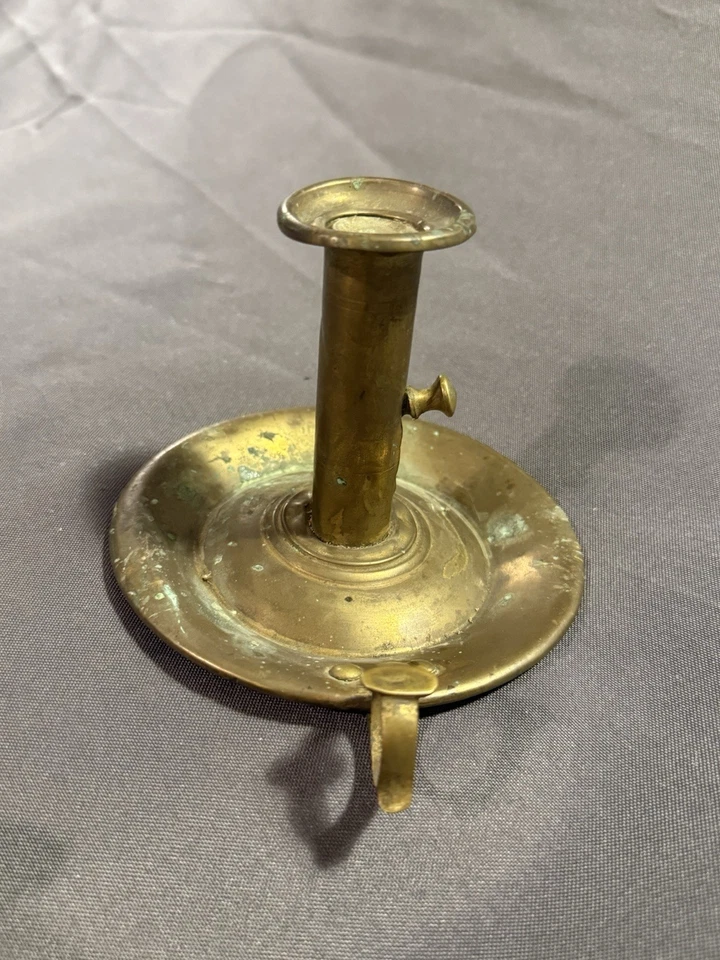 Antiguo candelabro push up raspador de cerdos de latón del período temprano  Foto 3 de 4