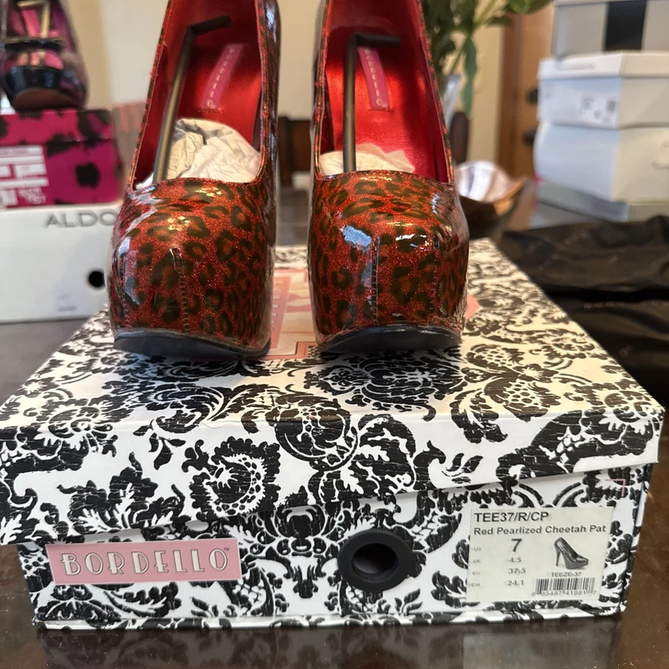 Zapatos de tacón Bordello de 5,75", plataforma de charol guepardo rojo brillante, talla 7 Foto 3 de 4