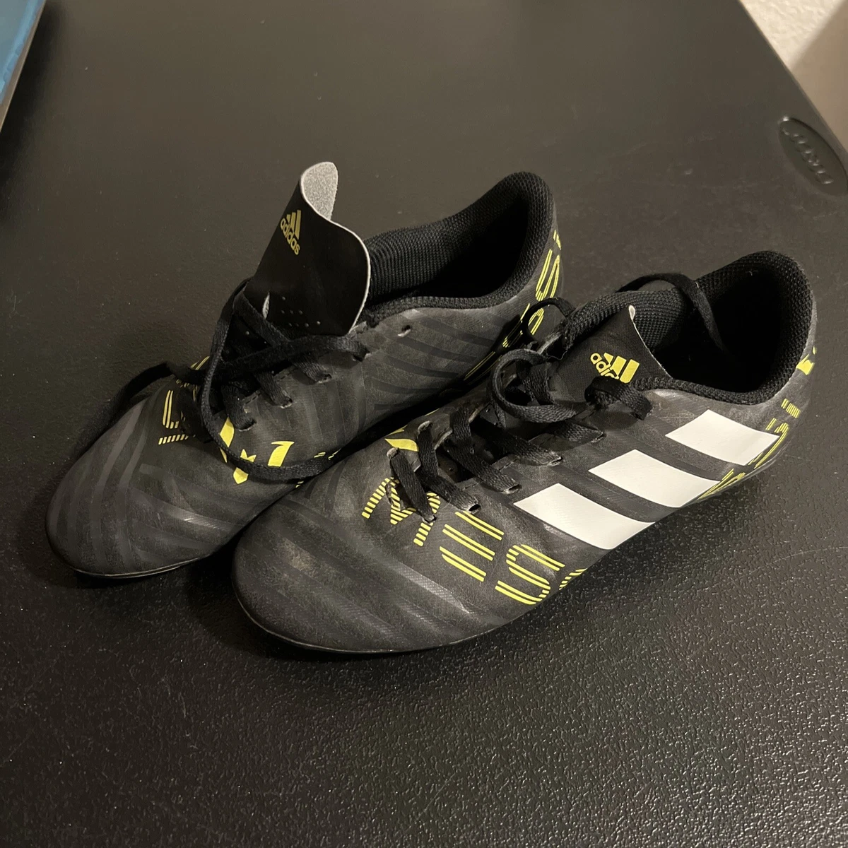 CRAMPONS JEUNESSE ADIDAS NEMESIS MESSI 17 3 TAILLE 4 NOIR BLANC JAUNE