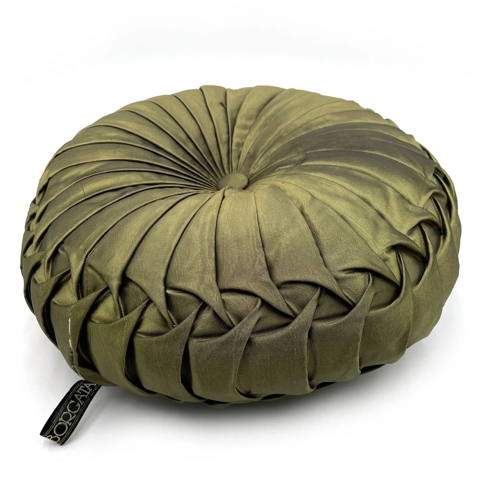 Almohada Plisada Pintuck Satén Tafetán Redonda Verde Aguacate Oscuro 13" Borgata Foto 4 de 4