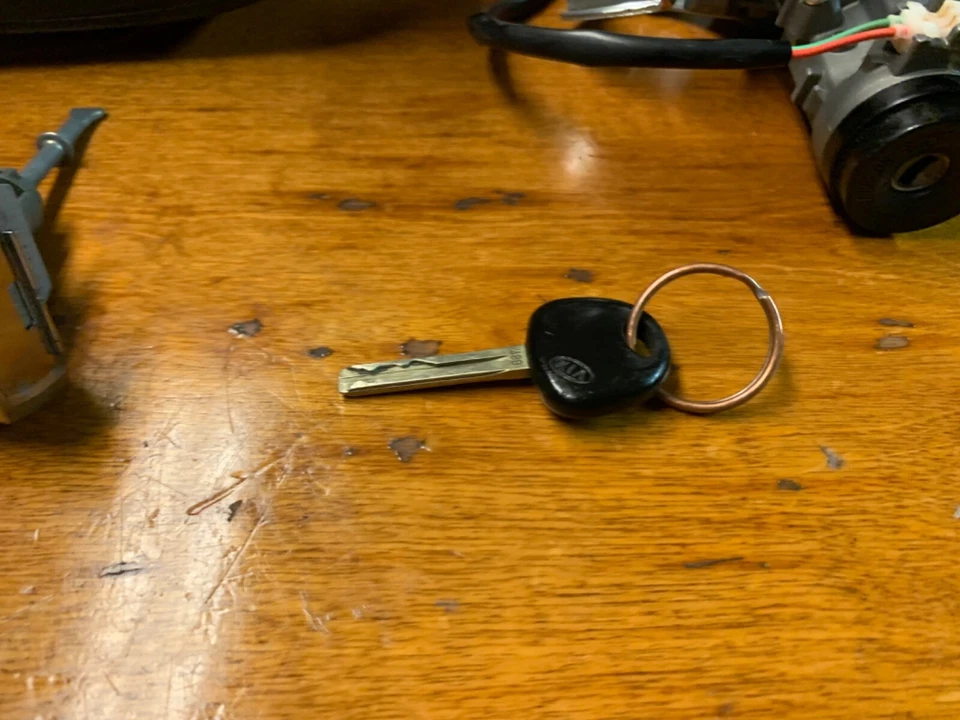 Kia Sorento 2011-2013 INTERRUPTOR DE ENCENDIDO CON LLAVE Cerradura de puerta del conductor y cubierta de columna Foto 3 de 4