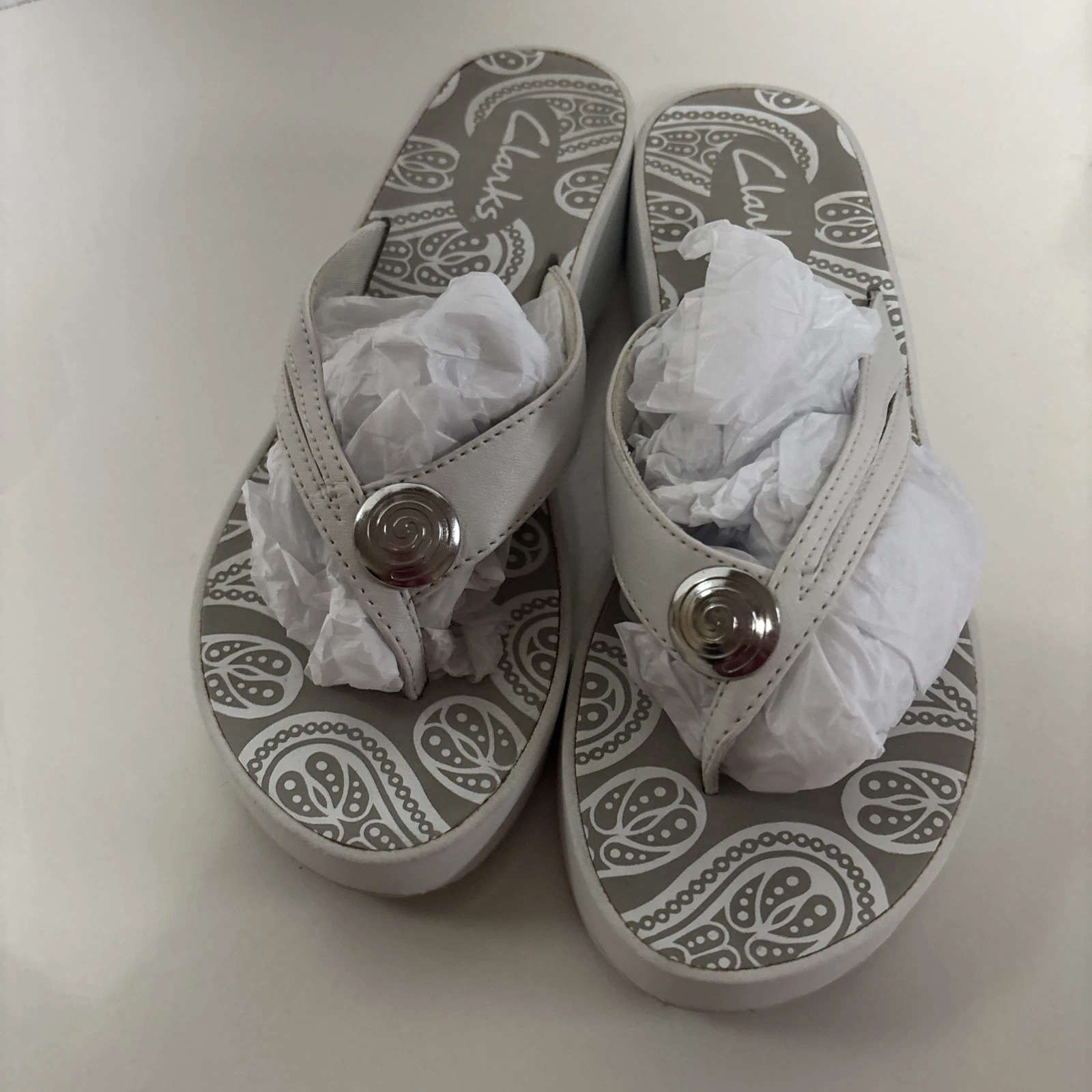 Sandali con zeppa Clarks taglia 7 bianco argento infradito a vortice infradito ammortizzati