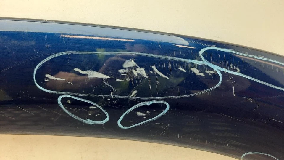 PEUGEOT 406 MK1 SPOILER TRASEIRO ALGUNS ARRANHÕES NA SUPERFÍCIE E MARCAS PARA PINTAR - Imagem 4 de 4