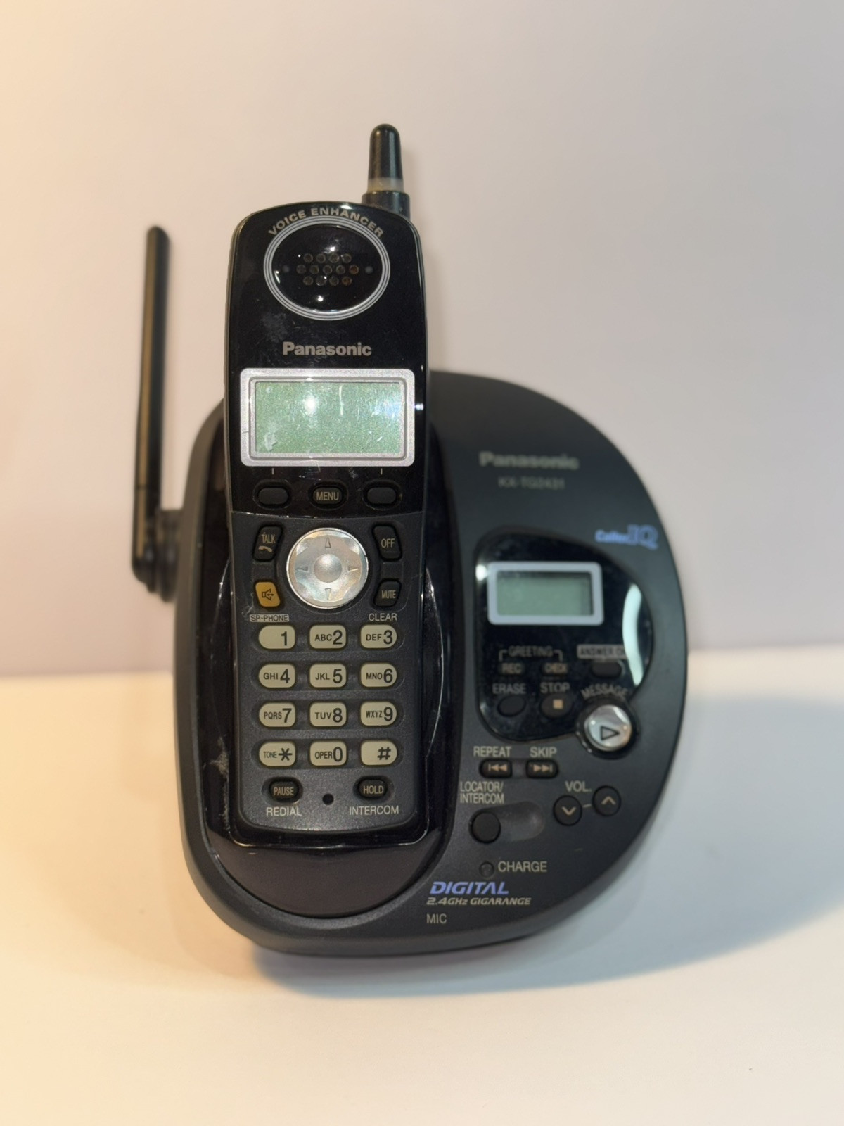 Panasonic GigaRange KX-TG2431g 2.4 Cordless Phone Caller ID Answering machine