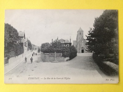 76 - ÉTRETAT La Rue de la GARE et l'ÉGLISE Calvaire ''Liebe Gott und geh deinen Weg''