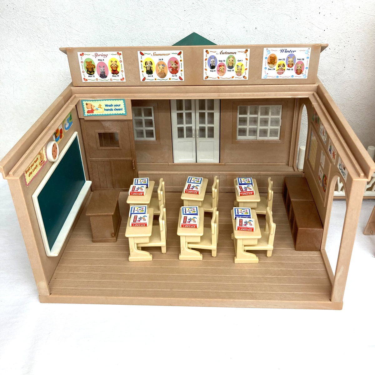 Sylvanian Families Calico Critters Country Tree School &ndash; Edizione Oltremare &ndash; Nuova