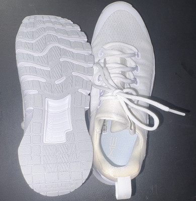 Size 9W Nike White Low Top Lace Up Mesh Sneakers NO BOX