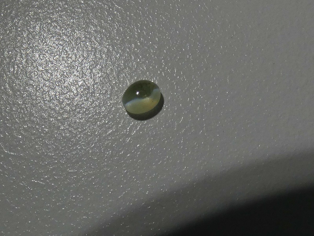 Cabochon En Chrysobéryl Naturel œil De Chat - 0.49 Carats - Vert - Forme Ovale - Sri Lanka