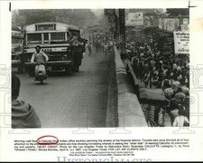 1987 Press Photo Scene of the morning rush hour in Calcutta, India - sax25175