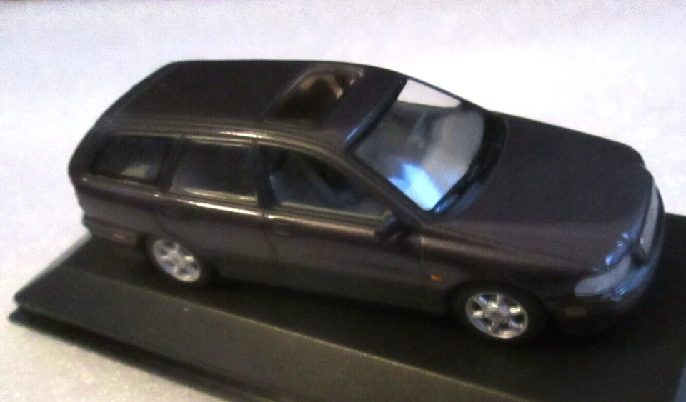 Wonderful MINICHAMPS-modelcar 1/43 VOLVO V40 1996 - violet metallic - lim.dition - Image 4 of 4