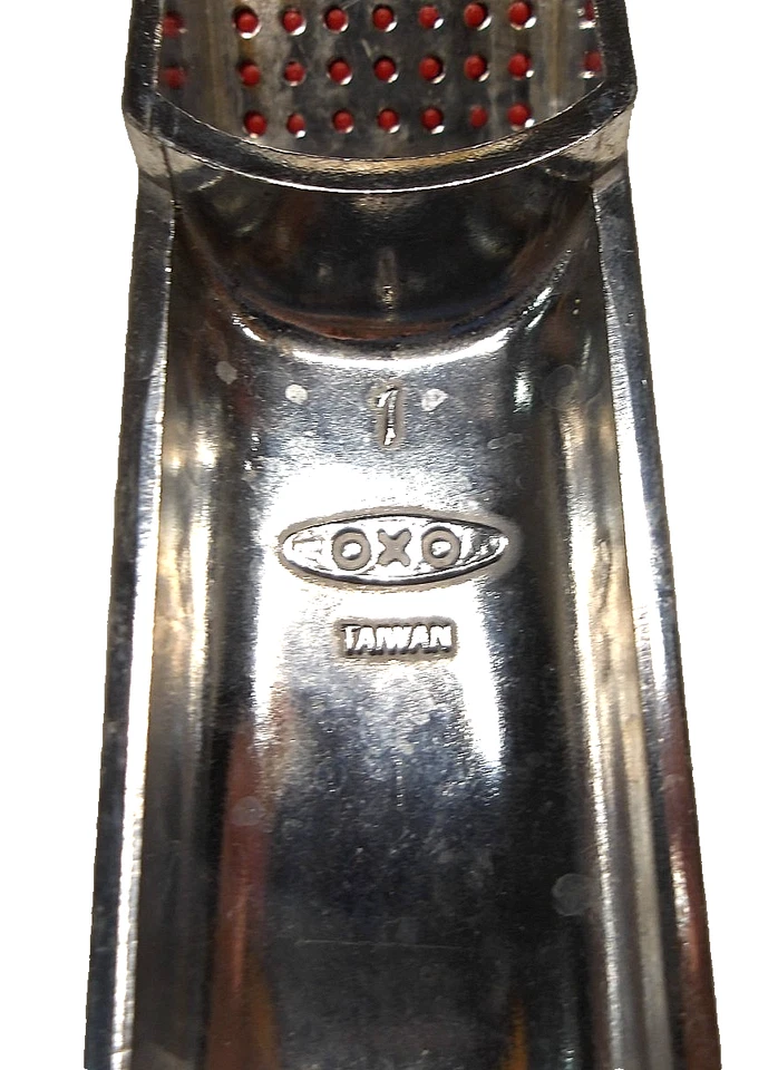 OXO Vintage Aluminum Garlic Press w/ Cleaner, 7 in - Изображение 3 из 4