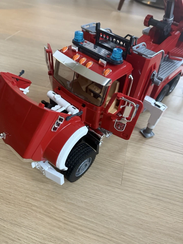 Bruder 02821 Mack Granite Fire Engine Truck Water Pump and Extendable Ladder - Image 3 of 4