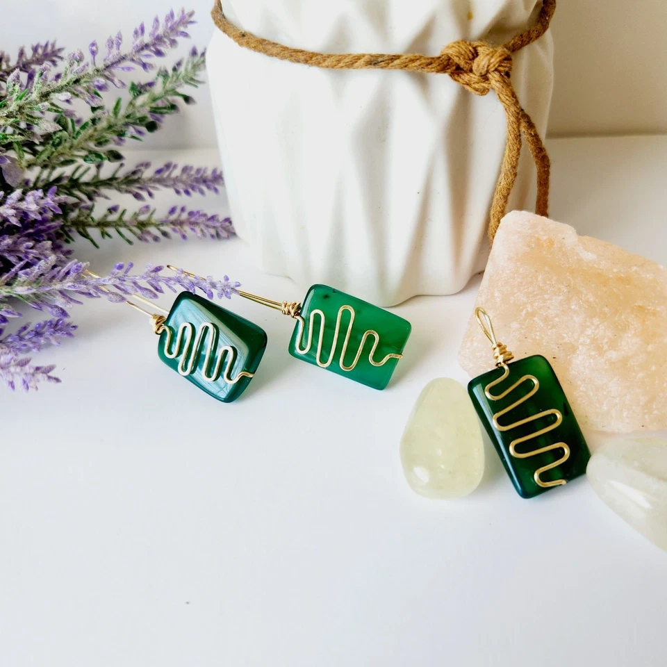 Pendientes y colgantes de piedra de ágata verde envueltos en alambre de oro, boho chic, minimalista Foto 2 de 4