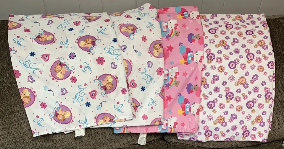 Cama para niñas pequeñas Disney, Hello Kitty, sábanas planas 45x61 usadas total 4 Foto 2 de 4