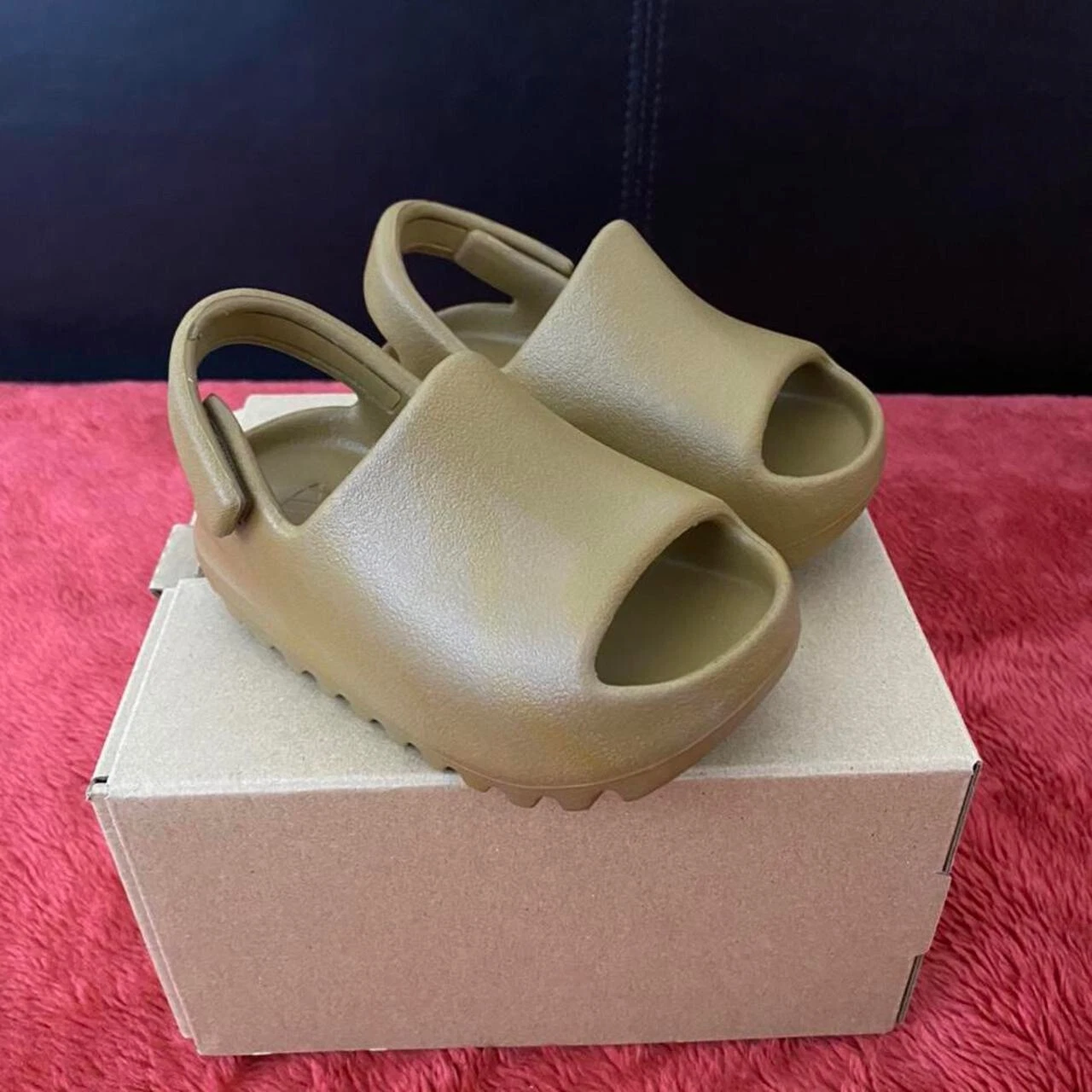 Adidas Yeezy Slide ocra neonati GW1933 taglia UK 7K EU 25 US 7