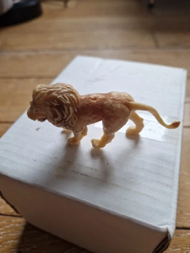 Vintage Timpo or Dinky Corgi ... lion seated plastic circus playset model figure