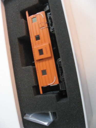 VINTAGE OVERLAND MODELS INC. BRASS MILW. RD. RIB B-W CABOOSE – HO SCALE - Picture 9 of 10