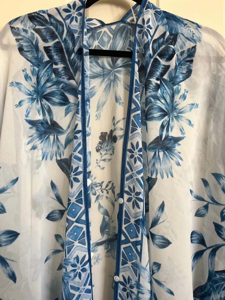 Nuevo H&M Largo Semi Transparente Cubierta Azul y Blanco Talla Única Túnica Botón Delantero Foto 2 de 4