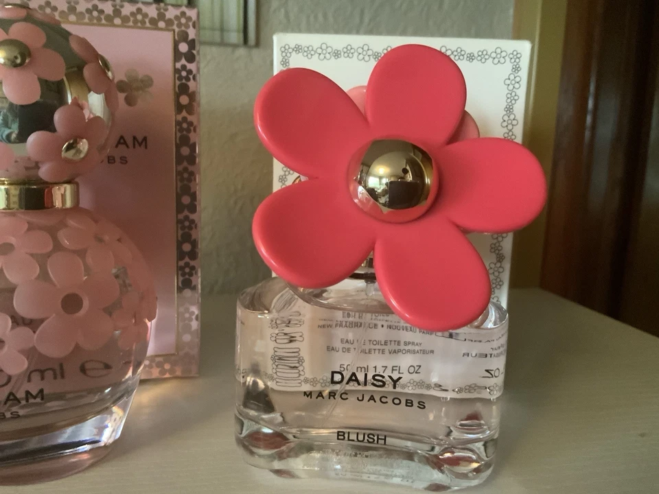 Lote de 3 Perfumes Daisy BLUSH X 2 Plus Kiss de Marc Jacobs Most99% Completo Foto 2 de 4