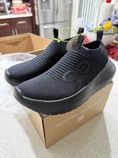 Oofos Men’s Oomy Zen Triple Black $159 MSRP Size 10