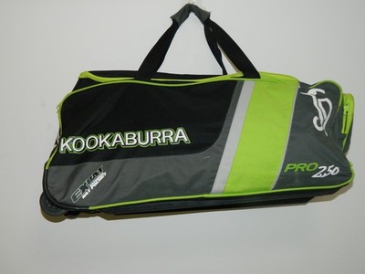 Große Kookaburra Pro 250 Seesack Cricket schwarz/grün mit Rollen
