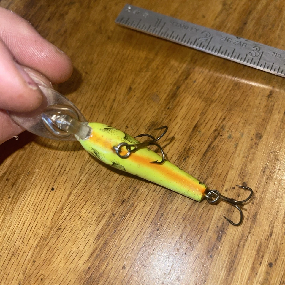 REEF RUNNER Fishing Lure 2.25” Length 1/4 Oz Weight Yellow Perch Glitter Used - Image 3 of 4
