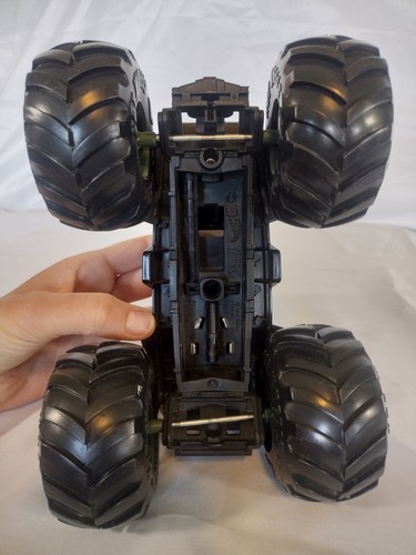 Monster Trucks *HW ARMY GREEN JEEP* TRUCK DIE-CAST 1:24 2018 Hot Wheels - Picture 6 of 6