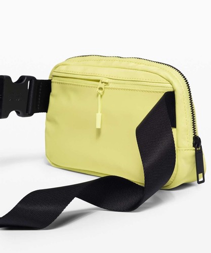 Nuevo con etiquetas Bolso Cinturón Lululemon Everywhere OG 1L Correa Original Ambiente Limón Bolso LULU - Imagen 4 de 11