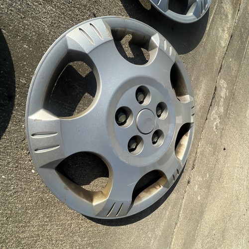 2002-07 Saturn VUE 16 inch HUBCAP set Of 4 w/nuts OEM parts # 1372880 - Picture 5 of 9