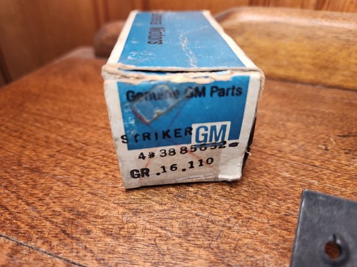 3 NOS 1967-1972 Chevrolet Pickup Glove Box Lock Strikers 3885652 Blazer Suburban - Foto 4 di 4