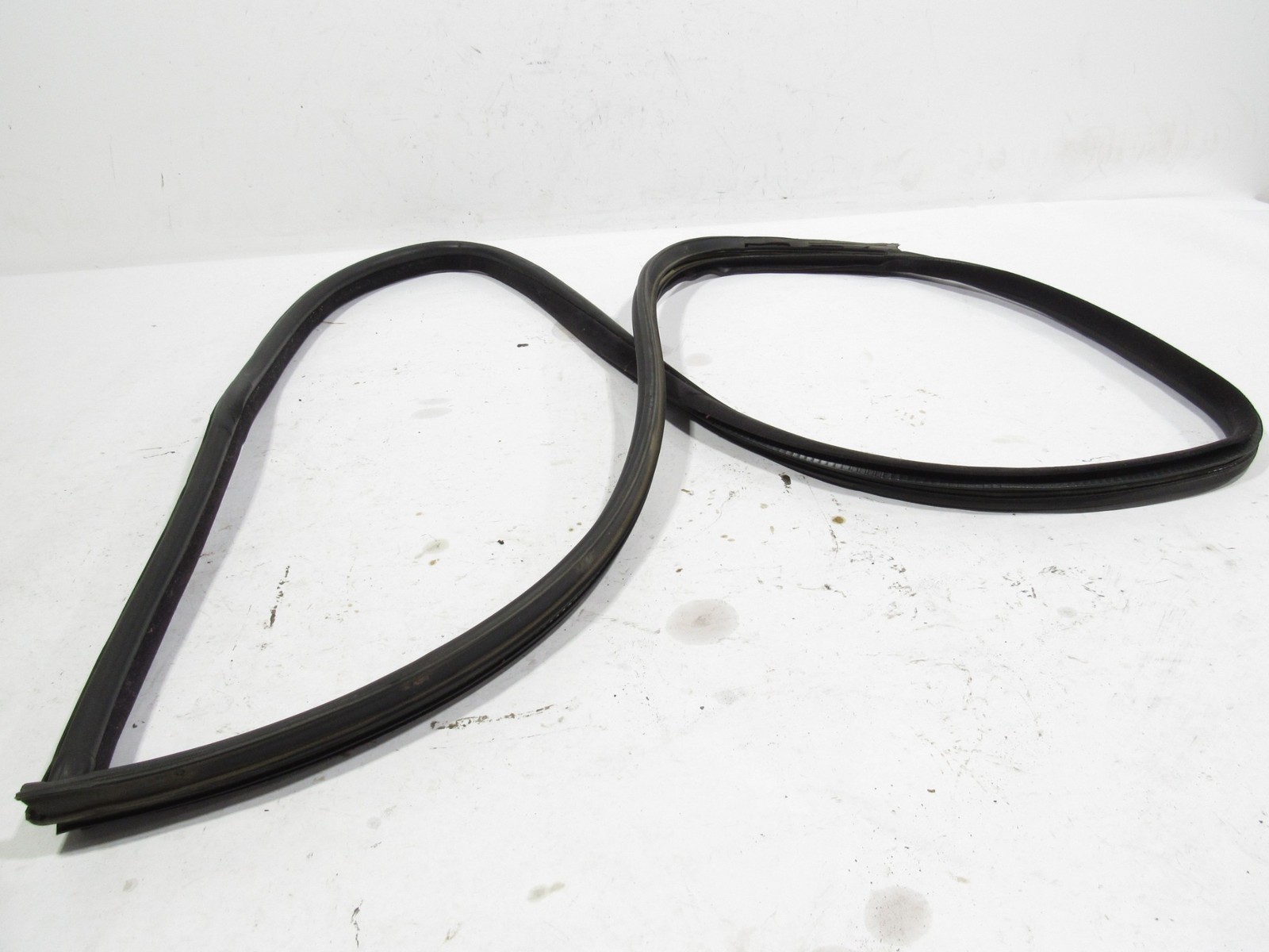 02-06 Maserati Coupe GT 2004 Left Driver Door Weatherstrip Rubber Seal ;