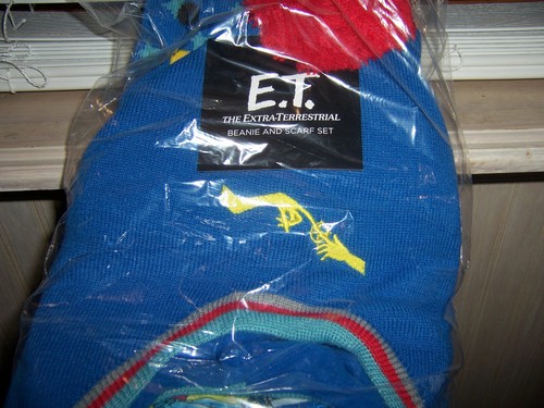 E.T. The Extra-Terrestrial Beanie And Scarf Set Loot Crate Exclusive - Picture 3 of 4