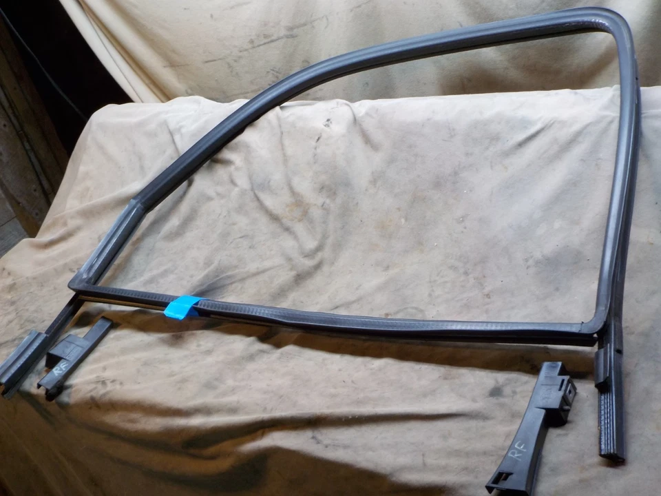 99-06 Chevy Silverado GMC Sierra 1500 2500 passenger right front door glass seal Foto 4 de 4