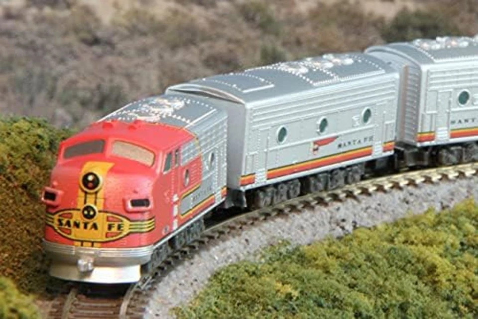 Rokuhan Z Scale Z shorty EMD F7 ATSF ST012-1 model railroad diesel locomotive - Image 3 of 3